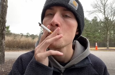 Лечение зависимости от табакокурения в Чите Мужчина с сигаретой делает затяжку