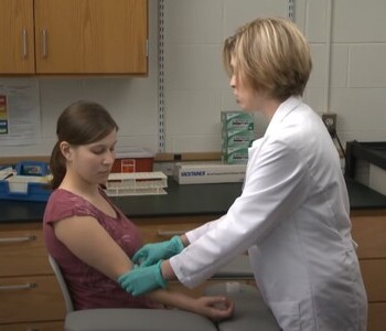 Лечение зависимости от аптечных препаратов в Чите Врач делает инъекцию пациентке