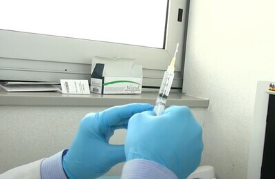 Проведение кодирования Вивитролом в Чите Шприц с Вивитролом в руках у врача